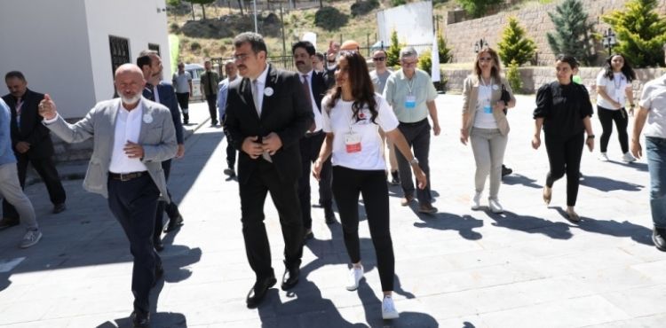 TÜBİTAK BAŞKANI’NDAN KOCASİNAN’IN EĞİTİM FAALİYETLERİNE BÜYÜK ÖVGÜ