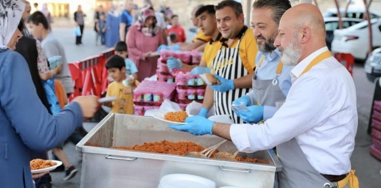 BAŞKAN ÇOLAKBAYRAKDAR; “ÇOCUKLARIMIZIN YÜZLERİNİ GÜLÜMSETMEK İÇİN ÇALIŞIYORUZ”
