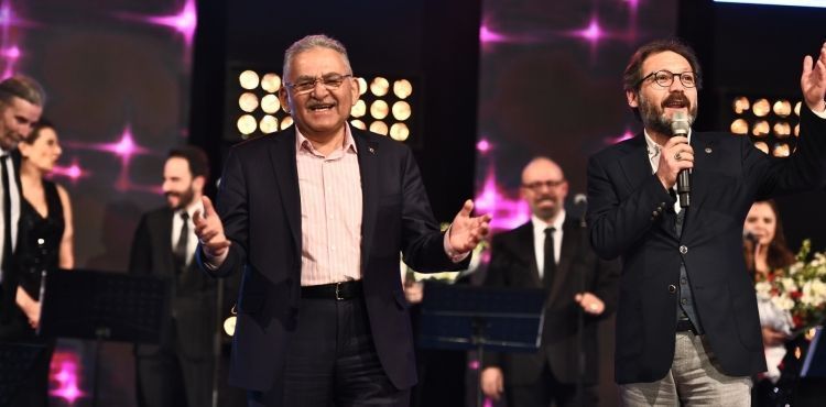 VALİLİK VE BÜYÜKŞEHİR’DEN TRT SANATÇILARI ŞEHİR KONSERİ