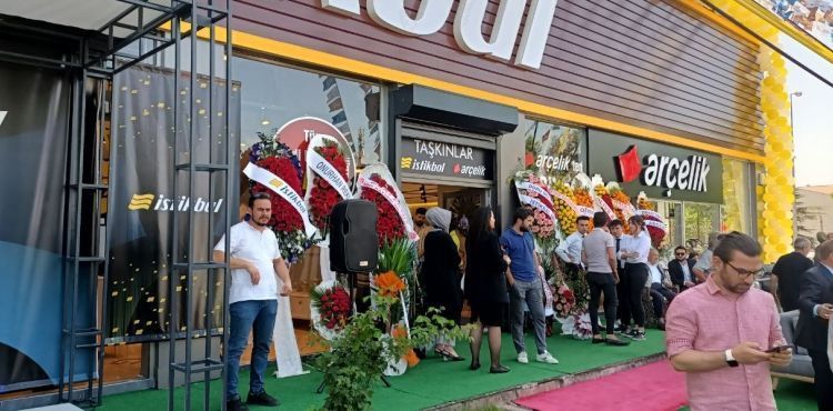 Depremzede aile Kayseri’de İstikbal Mobilya şubesi açtı