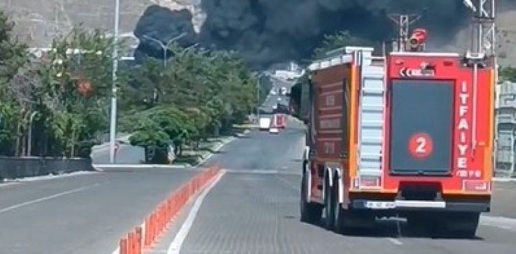 OSB’de yangın: itfaiye ekiplerinin müdahalesi sürüyor