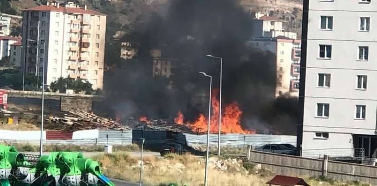 Mimsin’de inşaat malzemeleri alev aldı