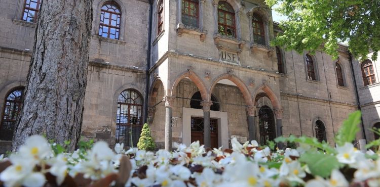 Kayseri Lisesi retmenlerinden Mustafa Madenin cenaze treni ertelendi