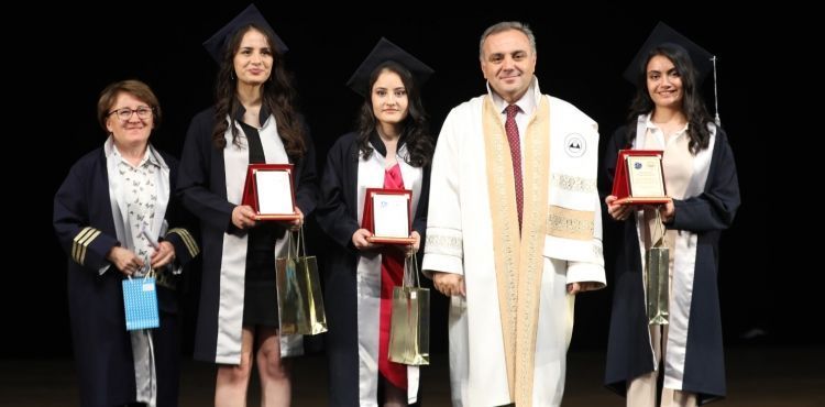 ERÜ Sağlık Bilimleri Fakültesi’nden 278 Öğrenci Mezun Oldu