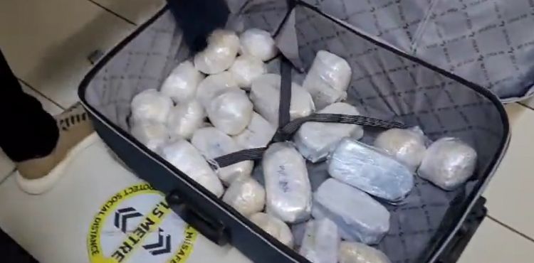 Kente uyuşturucu sokmaya çalışan 2 şüpheli yakalandı