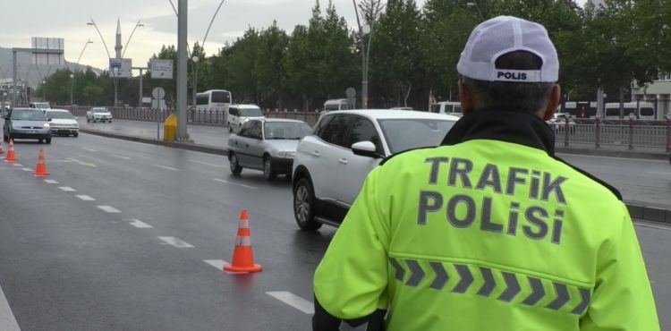 Trafik ekipleri 1 ayda 142 bin ara ve srcy denetledi