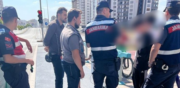 Belediye bisikletlerini sökmeye çalışan çocuklar yakalandı