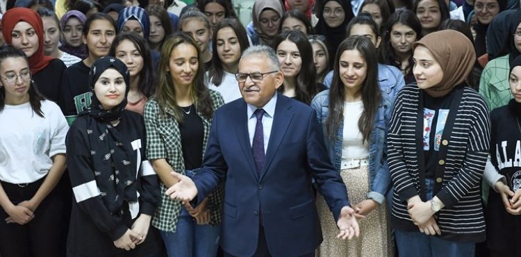 ÖĞRENCİ DOSTU BAŞKAN BÜYÜKKILIÇ’IN “KIRTASİYE” DESTEĞİ BU YIL DA SÜRECEK