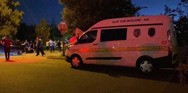 Düğünde husumetliler arasında çıkan kavgada 2 kişi silahla yaralandı