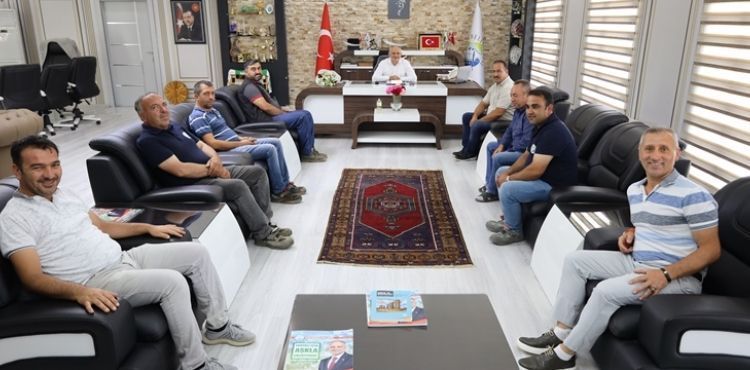 BELEDİYE İŞÇİLERİNDEN BAŞKAN ÖZTÜRK’E ZAM TEŞEKKÜRÜ