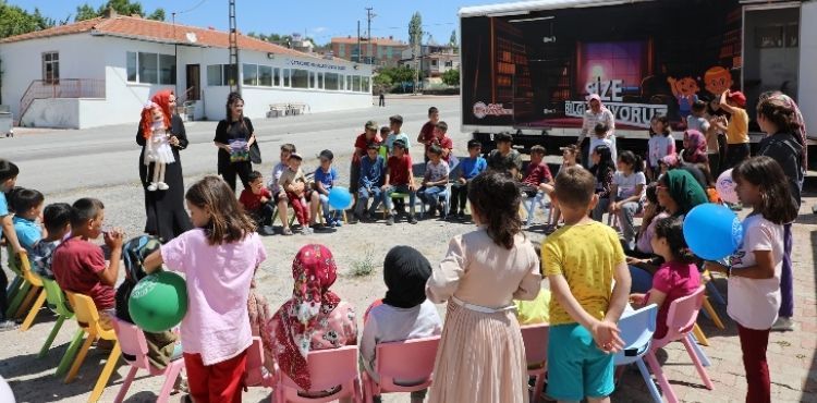 GEZİCİ KÜTÜPHANE HEM EĞLENDİRİYOR HEM ÖĞRETİYOR