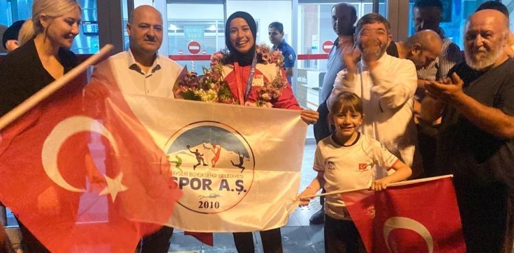 Hayriye Türksoy Hançer Dünya Üniversite Oyunlarından madalyayla döndü