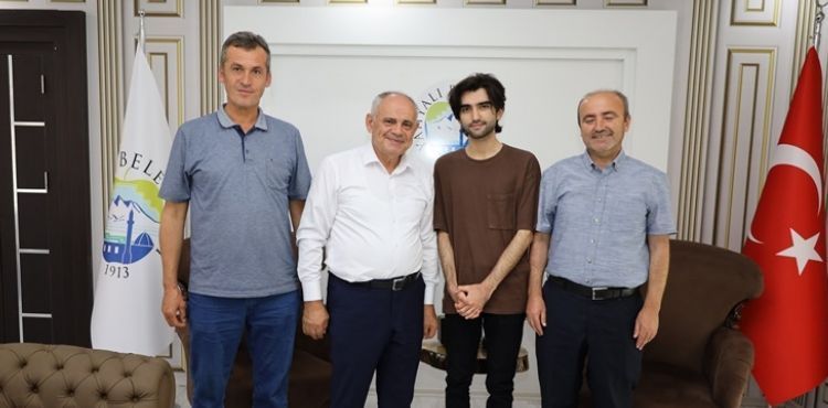 BAŞKAN ÖZTÜRK’TEN BAŞARILI ÖĞRENCİYE ALTIN HEDİYESİ