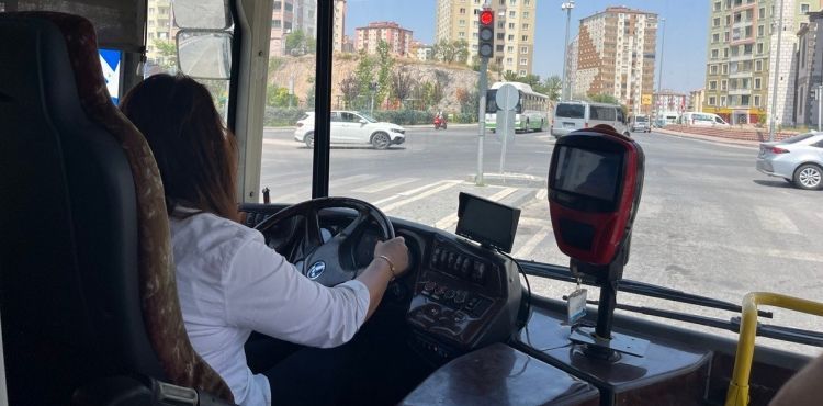Kayseri’nin ilk ve tek kadın halk otobüsü şoförü; çocukluk hayalini gerçekleştirdi
