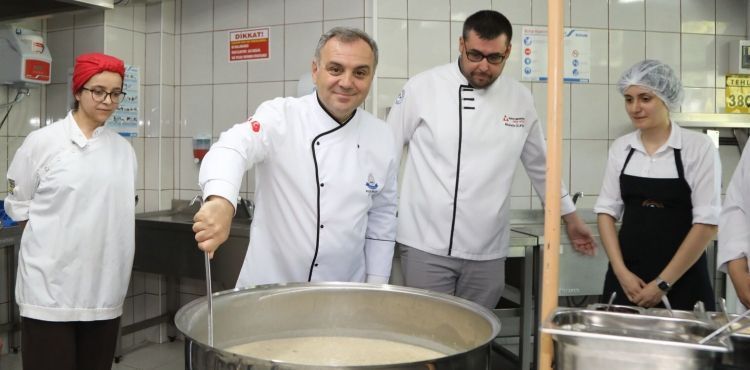 ERÜ Rektörü Prof. Dr. Altun Aşure Pişirdi