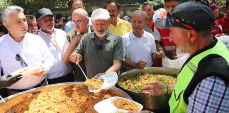 BAŞKAN ÇOLAKBAYRAKDAR’A, PİLAV ŞENLİĞİNDE VATANDAŞLARDAN YOĞUN İLGİ