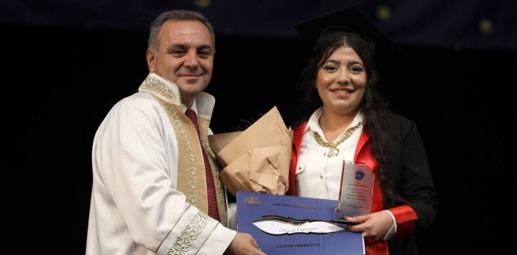 ERÜ Eğitim Fakültesi 2022-2023 Mezunlarını Verdi