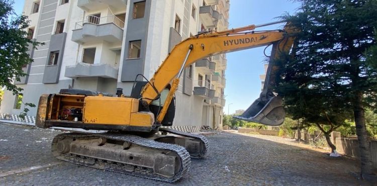 Depremlerde ağır hasar alan 10 katlı binanın yıkımına başlandı