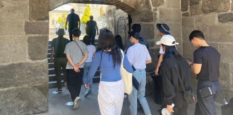 BÜYÜKŞEHİR’İN KONUĞU GÜNEY KORELİ ÖĞRENCİ VE ARKEOLOGLAR, KAYSERİ’YE HAYRAN KALDI