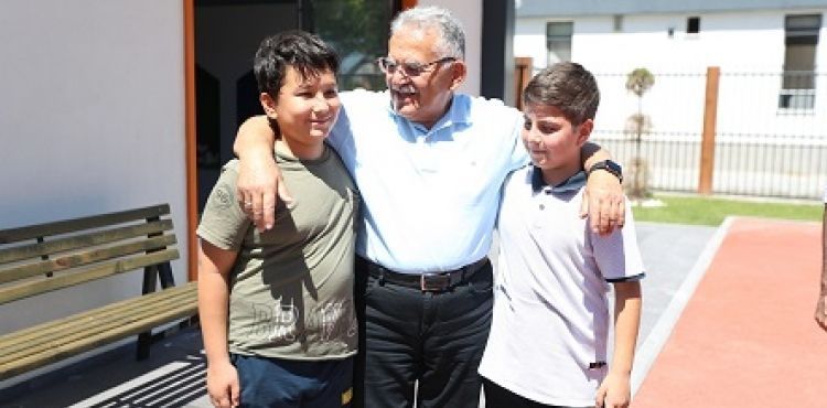 BAŞKAN BÜYÜKKILIÇ’TAN ÇOCUK KÜTÜPHANESİ VE MÜZİK OKULU’NA ZİYARET
