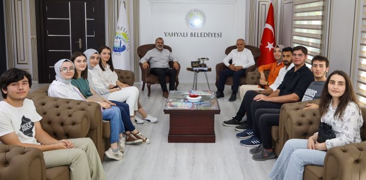 BAŞKAN ESAT ÖZTÜRK YENİ ÜNİVERSİTELİLERİ TEBRİK ETTİ