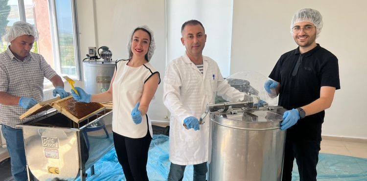 KAYÜ Yeşilhisar Meslek Yüksekokulunda Bal Hasadı Yapıldı