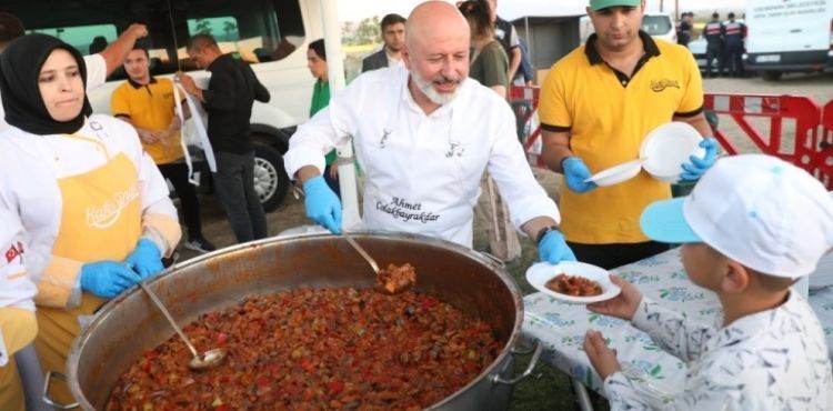 KOCASİNAN’DA 'YAMULA PATLICANI FESTİVALİ'NE 10 BİNLERCE KİŞİ KATILDI