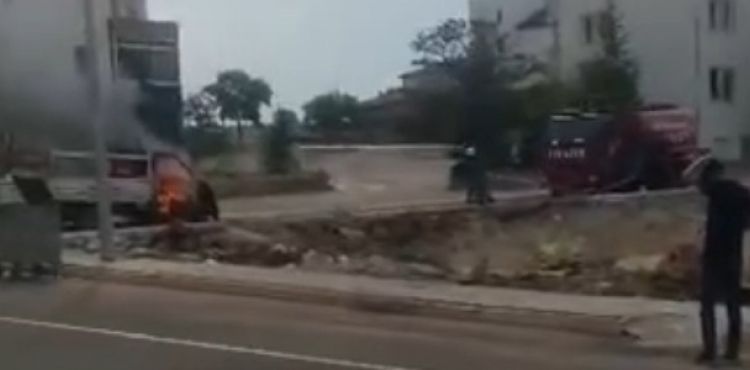 Seyir halindeyken yangın çıkan bir araç küle döndü