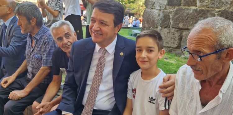 Milletvekili Mahmut Arıkan, 30 Ağustos Zafer Bayramı'nda Halkla Dertleşti