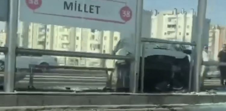 Araç tramvay durağına girdi: 3 yaralı
