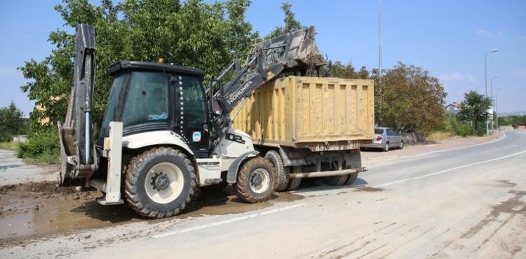ŞİDDETLİ YAĞMUR SONRASINDA MELİKGAZİ’DE TEMİZLİK ÇALIŞMALARI YAPILDI