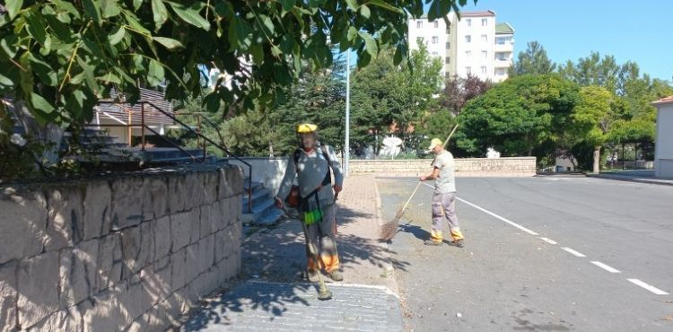 MELİKGAZİ’DE MAHALLELER PIRIL PIRIL OLSUN DİYE TÜM EKİP SAHDA ÇALIŞIYOR