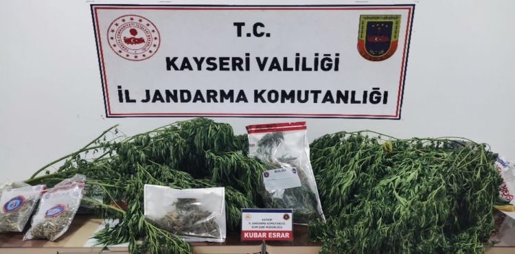 Jandarmadan uyuturucu operasyonu: 16 kilogram esrar ele geirildi