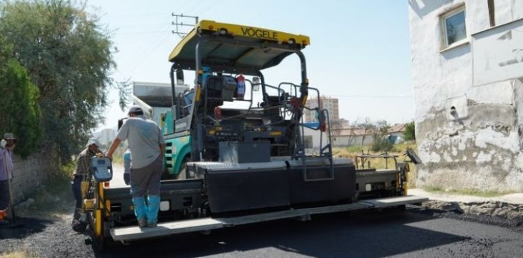 MELİKGAZİ İLÇENİN YOLLARINI YENİLEMEYE DEVAM EDİYOR