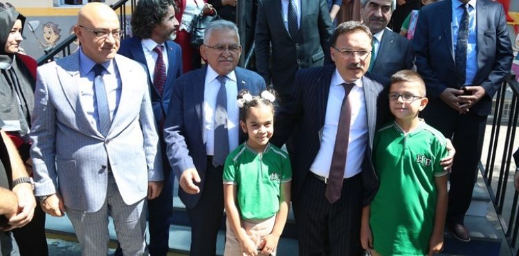 VALİ ÇİÇEK VE BAŞKAN BÜYÜKKILIÇ, DERS ZİLİ ÇALAN ÖĞRENCİLERİN HEYECANINA ORTAK OLDU