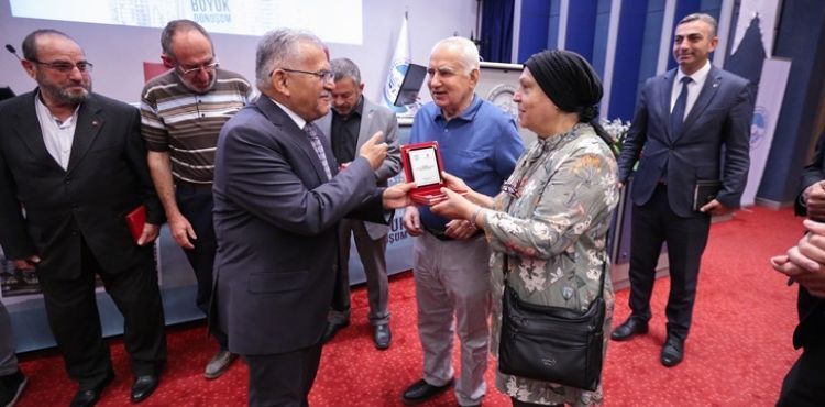 BAŞKAN BÜYÜKKILIÇ, VİZYON PROJEDE 126 DAİRE VE 9 İŞ YERİNİN ANAHTAR TESLİMİNİ YAPTI