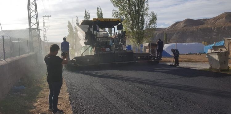 Akkışla’nın Gömürgen Mahallesinde sıcak asfalt dökülmeye başladı