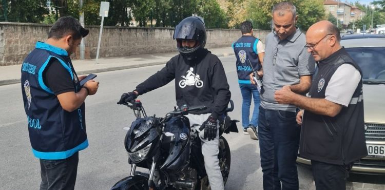 Polis ekipleri bir günde 986 kişi sorguladı