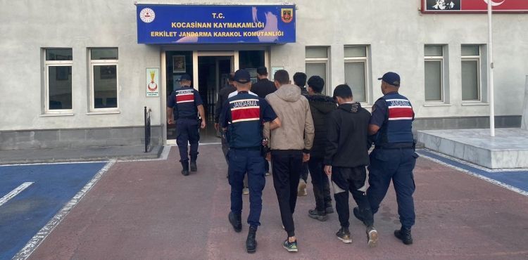 7 düzensiz göçmen yakalandı: aracı olan kişi tutuklandı