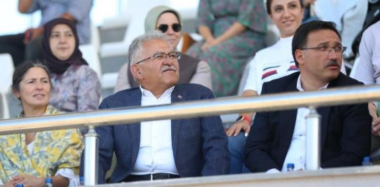 VALİ ÇİÇEK VE BAŞKAN BÜYÜKKILIÇ, ATLI OKÇULUK TÜRKİYE ŞAMPİYONASI’NI İZLEDİ