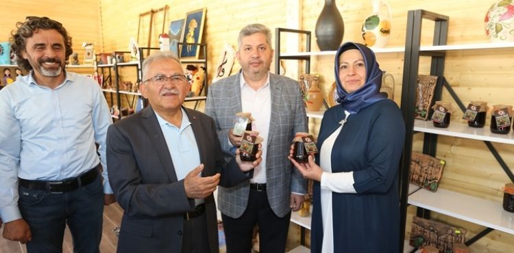BÜYÜKKILIÇ, KADINLARIN ÜRETTİĞİ GİLABURULU YAŞ PASTAYI EŞİ İLE BİRLİKTE KESTİ