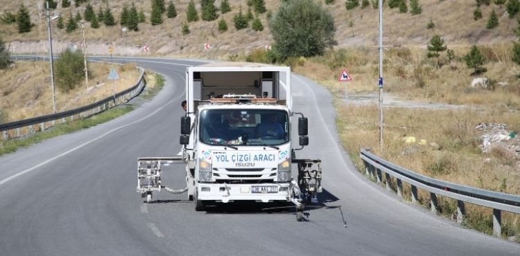 MELİKGAZİ YOLLARIN GÜVENLİĞİ İÇİN ÇİZGİ ÇALIŞMASI YAPIYOR