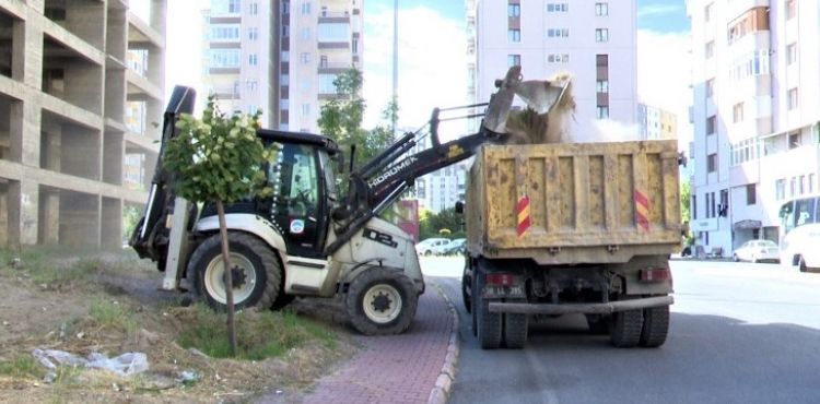 ÇEVRE DOSTU MELİKGAZİ BELEDİYESİ MAHALLELERİ BAŞTAN SONA TEMİZLİYOR