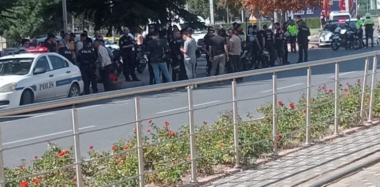 Tramvayın altında kalarak hayatını kaybeden gencin ailesinden boş tabutlu eylem