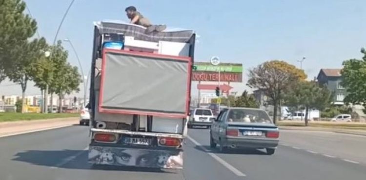 Hem canını hem trafiği tehlikeye attı