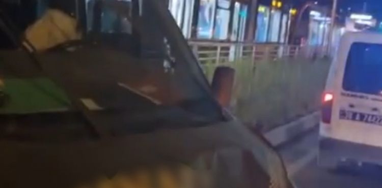 Otomobil tramvaya çarptı