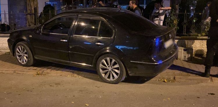 Tartıştığı sevgilisini bayıltan sürücü kaza yaptığı aracı bırakıp kaçtı