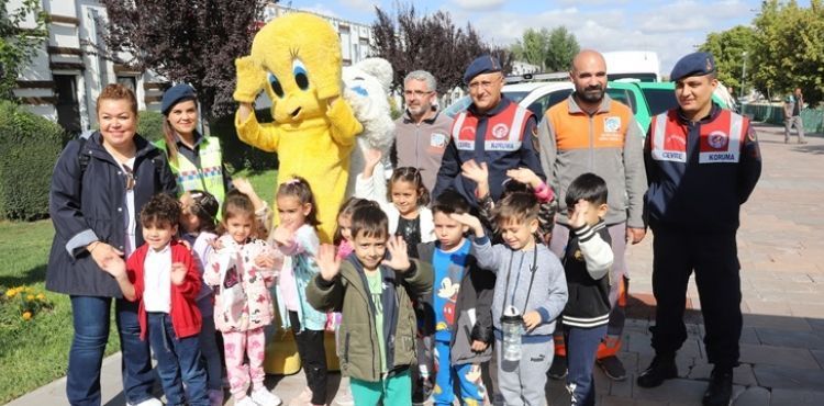 BÜYÜKŞEHİR, ÇOCUKLARA HAYVAN SEVGİSİNİ AŞILADI