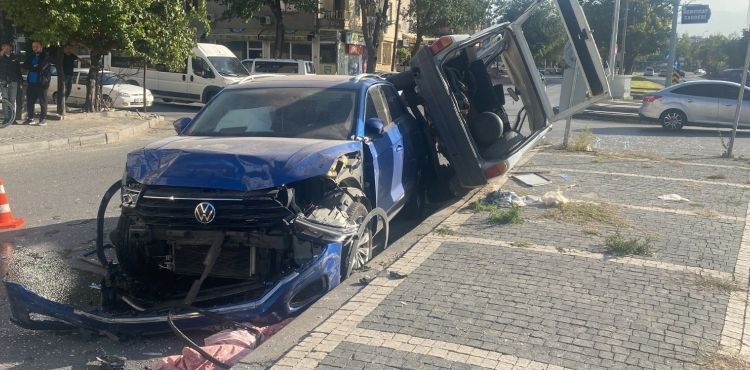 Aracın yan yattığı kazada 2 kişi hafif yaralandı