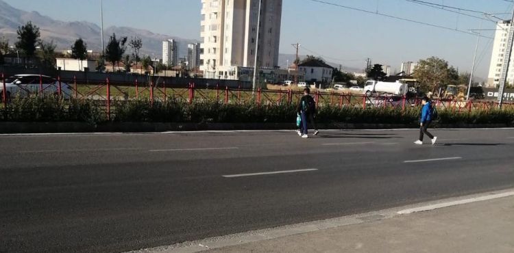 Okula gitmek için tramvay hattından geçen öğrenciler tehlike ile burun buruna geliyor
